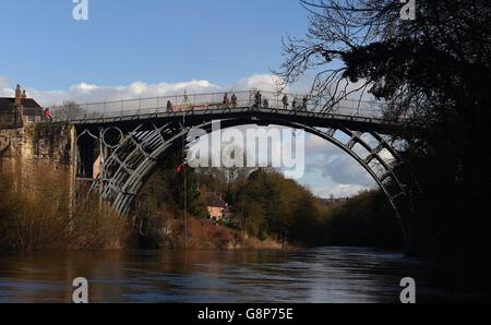 Ein Vermesser seils sich von der Eisernen Brücke über den Fluss Severn in Shropshire ab. Stockfoto