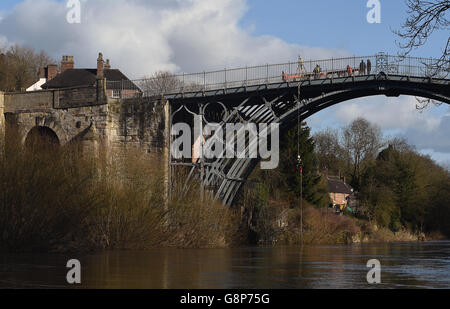 Ein Vermesser seils sich von der Eisernen Brücke über den Fluss Severn in Shropshire ab. Stockfoto