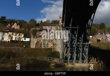 Ein Vermesser seils sich von der Eisernen Brücke über den Fluss Severn in Shropshire ab. Stockfoto