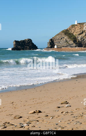 Portreath Pier Sandstrand Küste Wellen, Cornwall England UK. Stockfoto