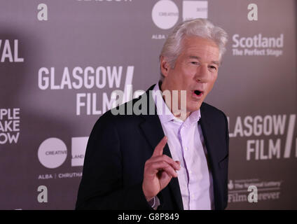 Richard Gere während einer Fotoaufnahme im citizenM Hotel in Glasgow, bevor er die britische Premiere seines Films Time Out of Mind am Glasgow Film Theatre im Rahmen des Glasgow Film Festivals besuchte. Stockfoto