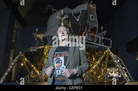 Apollo-Astronaut Buzz Aldrin posiert neben dem Nachbau des Apollo 11 Mondexkursionsmoduls 'Eagle' im Science Museum, London. Stockfoto