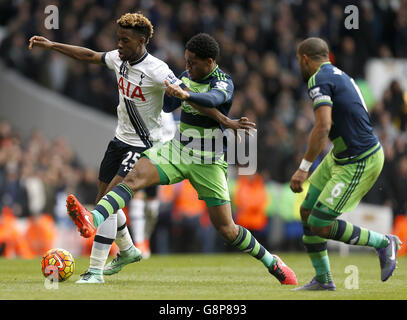 Leroy Fer von Swansea City (rechts) und Joshua Onomah von Tottenham Hotspur (links) kämpfen während des Barclays Premier League-Spiels in der White Hart Lane in London um den Ball. Stockfoto