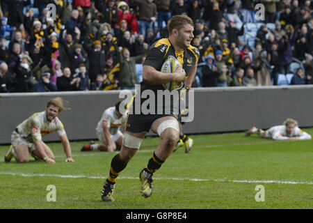 Wesps' Thomas Young kreuzt, um beim Aviva Premiership-Spiel in der Ricoh Arena, Coventry, den vierten Versuch seines Teams zu erzielen. Stockfoto