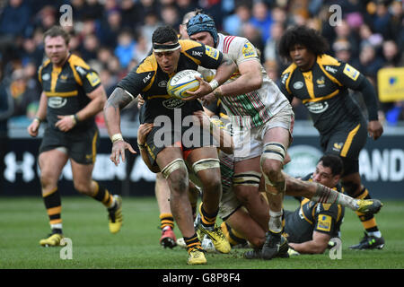 Wesps' Nathan Hughes wird während des Premiership-Spiels von Aviva in der Ricoh Arena in Coventry von Luke Wallace und James Horwill von Harlequins' Angriff genommen. DRÜCKEN SIE VERBANDSFOTO. Bilddatum: Sonntag, 28. Februar 2016. Siehe PA Story RUGBYU Wesps. Bildnachweis sollte lauten: Joe Giddens/PA Wire. EINSCHRÄNKUNGEN: Die Nutzung unterliegt Einschränkungen. Keine kommerzielle Nutzung. Stockfoto