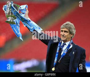 Liverpool gegen Manchester City - Capital One Cup - Finale - Wembley Stadium. Manchester City Manager Manuel Pellegrini mit der Trophäe nach dem Sieg im Capital One Cup Finale im Wembley Stadium, London. Stockfoto