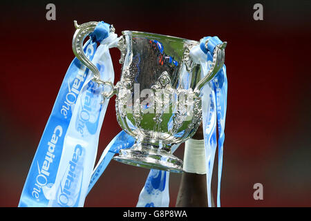 Bacary Sagna von Manchester City feiert mit der Trophäe nach dem Sieg im Capital One Cup Finale im Wembley Stadium, London. DRÜCKEN Sie VERBANDSFOTO. Bilddatum: Sonntag, 28. Februar 2016. Siehe PA Geschichte FUSSBALL-Finale. Bildnachweis sollte lauten: Mike Egerton/PA Wire. Stockfoto