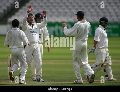 Middlesex's Peter Trego (2. Links) Feiert sein drittes Wicket von Matthew Walker in Kent (rechts) Stockfoto
