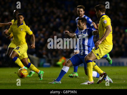 Sam Baldock von Brighton und Hove Albion schießt den Ball in Führung bis zu seinem zweiten Tor, das ein eigenes Tor war, das Liam Cooper (nicht abgebildet) beim Sky Bet Championship-Spiel im AMEX Stadium, Brighton erzielte. Stockfoto