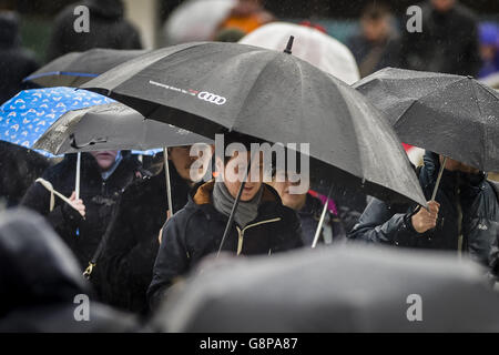 Die Menschen schützen sich unter Regenschirmen vor dem Regen, während sie ihren Weg durch den Harbourside, Bristol, machen, da die Ankunft der meteorologischen Quelle wird durch eine winterliche Zauber bringt Schnee und die Gefahr von schweren Stürmen gekennzeichnet werden, nach Prognostiker. Stockfoto