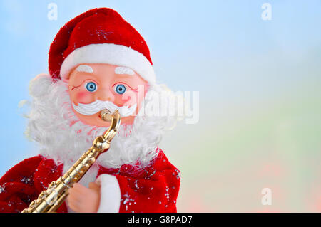 Weihnachtsmann Spielzeug spielen Musik in Rot Weihnachten Kleidung Stockfoto