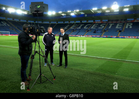 Sky Sports-Reporter Rob Dorsett interviewt den Botschafter von Leicester City und den Spieltag MC Alan Birchenall vor dem Spiel der Barclays Premier League im King Power Stadium, Leicester. Stockfoto