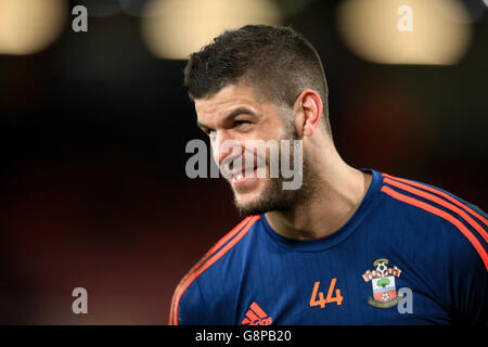 Southampton Torwart Fraser Forster wärmt sich vor dem Spiel, während der Barclays Premier League Spiel im Vitality Stadium, Bournemouth. Stockfoto