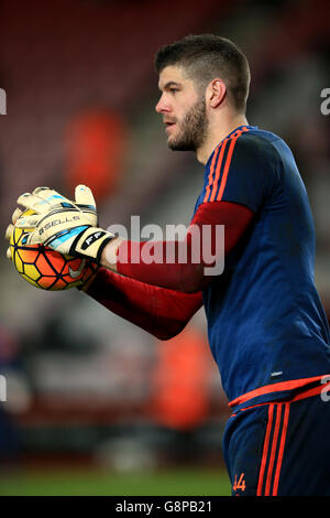 Southampton Torwart Fraser Forster wärmt sich vor dem Spiel, während der Barclays Premier League Spiel im Vitality Stadium, Bournemouth. Stockfoto