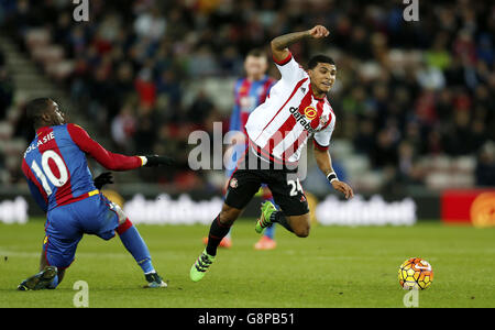 Yannick Bolasie (links) von Crystal Palace und DeAndre Yedlin von Sunderland in Aktion während des Spiels der Barclays Premier League im Stadium of Light, Sunderland. DRÜCKEN SIE VERBANDSFOTO. Bilddatum: Dienstag, 1. März 2016. Siehe PA Story SOCCER Sunderland. Bildnachweis sollte lauten: Owen Humphreys/PA Wire. Stockfoto