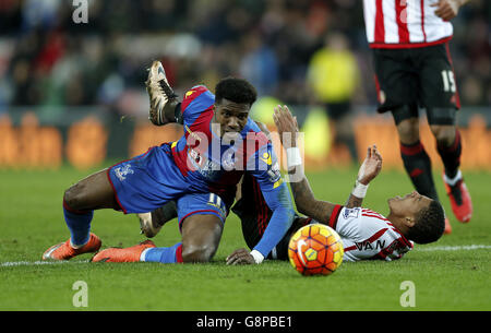 Wilfried Zaha (links) von Crystal Palace trifft im Barclays Premier League-Spiel im Stadion of Light in Sunderland auf Patrick van Aanholt von Sunderland. Stockfoto