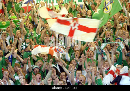 Nordirland-Fans feiern den Sieg über England 1-0 in der WM-Qualifikation im Windsor Park, Belfast. Stockfoto