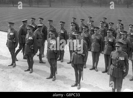 König George V inspiziert das Manchester Regiment am Buckingham Palace. Stockfoto