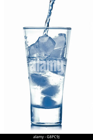 Kälte, gießt Wasser in ein Glas, Isolated on White Background Stockfoto