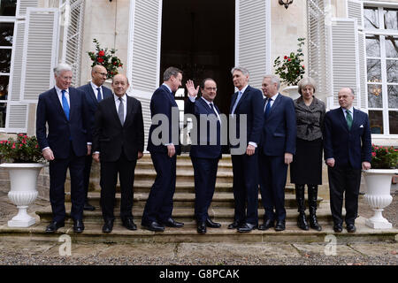 Der britische Verteidigungsminister Michael Fallon, Harlem Desir, der französische Minister für europäische Angelegenheiten, Jean Yves Le Drian, Verteidigungsminister, Premierminister David Cameron, Präsident Francois Hollande, Außenminister Philip Hammond, Jean Marc Ayrault, Außenminister, Innenministerin Theresa May und Bernard Cazeneuve, Innenminister posieren für ein Foto in den Gärten der Präfektur während eines anglo-französischen Gipfels, der von Präsident Hollande veranstaltet wurde. Stockfoto