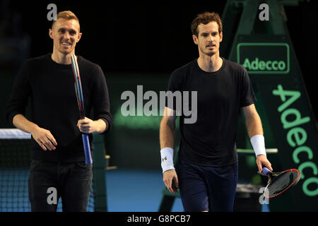 Der britische Fußballspieler Andy Murray (rechts) und West Bromwich Albion Darren Fletcher während einer Trainingseinheit in der Barclaycard Arena, Birmingham. Stockfoto