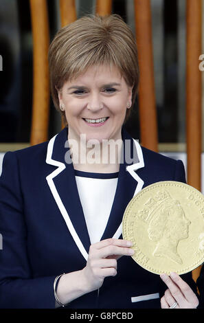 Erste Ministerin Nicola Sturgeon hält eine große Pfund-Münze, als sie hilft, den jährlichen Sciaf-Appell vor dem schottischen Parlament in Edinburgh zu starten. Stockfoto