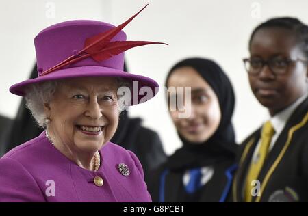 Queen Elizabeth II trifft Schüler während ihres Besuchs an der Lister Community School in London, um mehr darüber zu erfahren, wie der Queen's Trust die Arbeit verschiedener Wohltätigkeitsorganisationen in Schulen unterstützt. Stockfoto