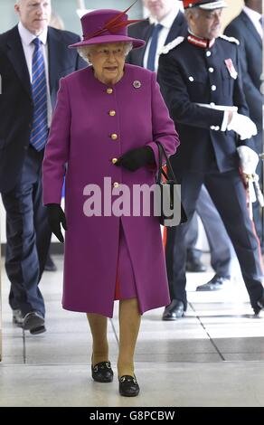 Queen Elizabeth II. Kommt an der Lister Community School in London an, um mehr darüber zu erfahren, wie der Queen's Trust die Arbeit verschiedener Wohltätigkeitsorganisationen in Schulen unterstützt. Stockfoto