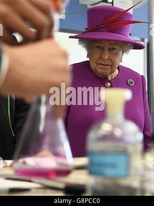 Königin Elizabeth II. Beobachtet einen Chemieunterricht während ihres Besuchs an der Lister Community School in London, um mehr darüber zu erfahren, wie der Queen's Trust die Arbeit verschiedener Wohltätigkeitsorganisationen in Schulen unterstützt. Stockfoto