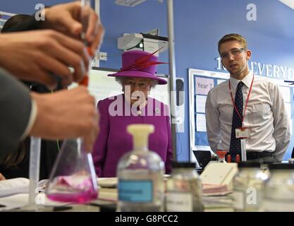 Königin Elizabeth II. Beobachtet einen Chemieunterricht während ihres Besuchs an der Lister Community School in London, um mehr darüber zu erfahren, wie der Queen's Trust die Arbeit verschiedener Wohltätigkeitsorganisationen in Schulen unterstützt. Stockfoto