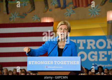 US-Senator Elizabeth Warren spricht auf einer Kundgebung der Kampagne für demokratischen US-Präsidentschaftskandidaten Hillary Clinton. Stockfoto