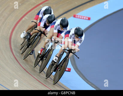 Die Briten (rechts-links) Ciara Horne, Joanna Rowsell-Shand, Laura Trott und Elinor Barker treten am zweiten Tag der UCI Track Cycling World Championships im Lee Valley VeloPark, London, in der Frauenmannschaft an. Stockfoto