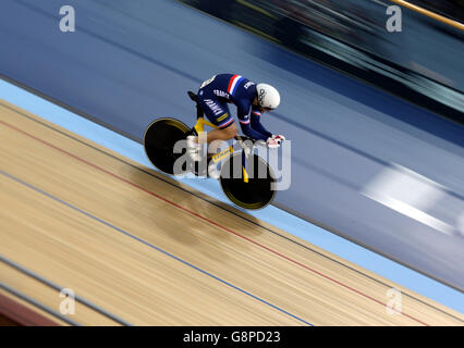 Der französische Quentin Lafargue nimmt am zweiten Tag der UCI-Bahn-Weltmeisterschaft im Lee Valley VeloPark, London, am 1-KM-Zeitfahren der Männer Teil. Stockfoto