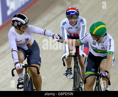 Die deutsche Kristina Vogel (links) feiert den Sieg im Frauen-Keirin-Finale neben der zweitplatzierten australischen Anna Mears (rechts) und der drittplatzierten britischen Rebecca James (hinten) am zweiten Tag der UCI-Bahn-Weltmeisterschaften im Lee Valley VeloPark, London. Stockfoto