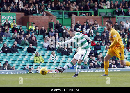 Leigh Griffiths von Celtic erzielt beim William Hill Scottish Cup, Quarter Final Match in Celtic Park, Glasgow, das erste Tor seiner Seite. Stockfoto