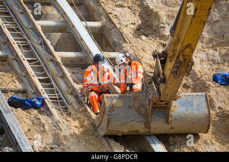 Abseilenden deutlich gefallenen Schutt am East Cliff im Juni aus dem Erdrutsch, der im April in Bournemouth aufgetreten sind Stockfoto