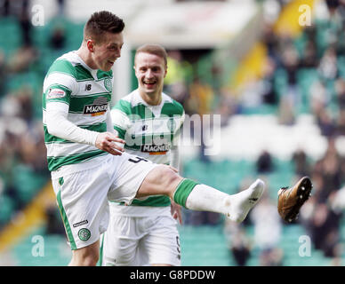 Der Schuh von Callum McGregor von Celtic fällt aus, als er feiert, dass er beim William Hill Scottish Cup, Quarter Final Spiel in Celtic Park, Glasgow, das dritte Tor seiner Seite erzielt hat. Stockfoto