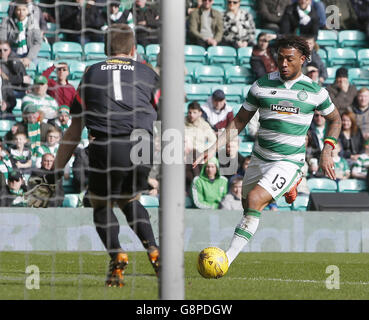 Colin Kazim-Richards von Celtic und Derek Gaston, Torhüter von Greenock Morton, während des William Hill Scottish Cup, Quarter Final Matches im Celtic Park, Glasgow. Stockfoto