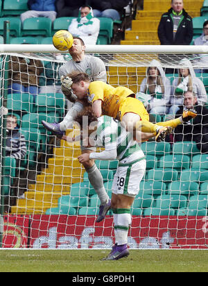 Celtic-Torwart Craig Gordon (oben) und Erik Sviatchenko (unten) kämpfen während des William Hill Scottish Cup, Quarter Final im Celtic Park, Glasgow, um den Ball mit Greenock Mortons Denny Johnstone. Stockfoto