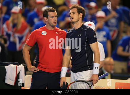 Großbritannien Andy Murray (rechts) mit Trainer Leon Smith am dritten Tag des Davis Cup, World Group, First Round Match in der Barclaycard Arena, Birmingham. Stockfoto