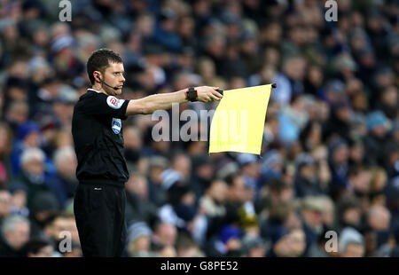 West Bromwich Albion gegen Manchester United - Barclays Premier League - The Hawthorns. Der Linienmann hält die Offside-Flagge hoch Stockfoto