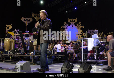 Mick Hucknall probt mit dem BBC Concert Orchestra zum zehnten Jahrestag der BBC Proms im Park, im Hyde Park im Zentrum von London Freitag, 9. September 2005 PRESSE ASSOZIATIONSFOTO. Bildnachweis sollte lauten: Gene Weatherley/PA Stockfoto