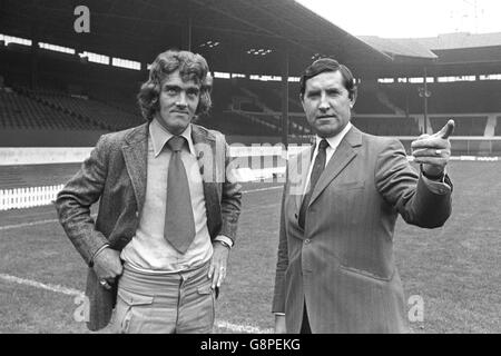 200,000 Stürmer aus Bournemouth, meldet sich heute in Old Trafford für seinen neuen Verein an. Mit ihm ist United Manager Frank O'Farrell. Stockfoto