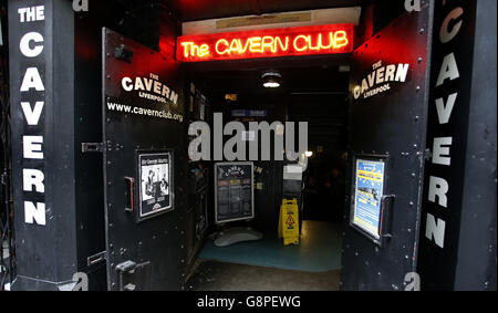 Nach seinem Tod im Alter von 90 Jahren werden Ehrungen an den Plattenproduzenten, bekannt als The Fifth Beatle, Sir George Martin, in The Cavern, Liverpool, platziert. Stockfoto