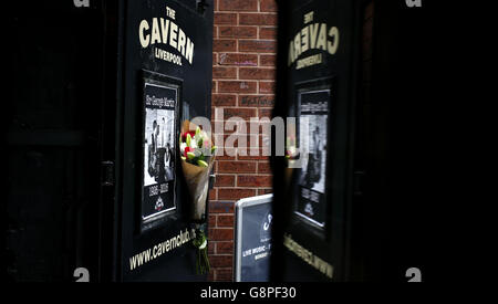 Nach seinem Tod im Alter von 90 Jahren werden Ehrungen an den Plattenproduzenten, bekannt als The Fifth Beatle, Sir George Martin, in The Cavern, Liverpool, platziert. Stockfoto