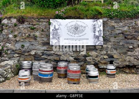 Der Rebell Firma sortierte Bier brauen Fässer Porthleven Cornwall England UK Stockfoto