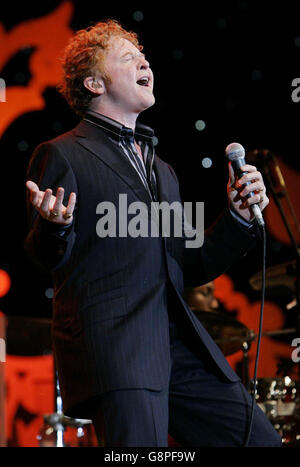 Mick Hucknall von Simply Red auf der Bühne während der BBC Proms im Park im Hyde Park Samstag, 10 2005. September. DRÜCKEN SIE VERBANDSFOTO. Der Bildnachweis sollte lauten: Edmond Terakopian/PA Stockfoto