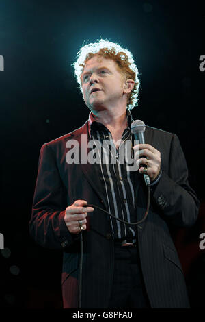 Mick Hucknall von Simply Red auf der Bühne während der BBC Proms im Park im Hyde Park Samstag, 10 2005. September. DRÜCKEN SIE VERBANDSFOTO. Der Bildnachweis sollte lauten: Edmond Terakopian/PA Stockfoto