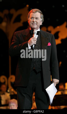 Gastgeber Terry Wogan auf der Bühne während der BBC Proms im Park im Hyde Park Samstag, 10 2005. September. DRÜCKEN SIE VERBANDSFOTO. Der Bildnachweis sollte lauten: Edmond Terakopian/PA Stockfoto