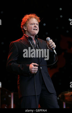 Mick Hucknall von Simply Red auf der Bühne während der BBC Proms im Park im Hyde Park Samstag, 10 2005. September. DRÜCKEN SIE VERBANDSFOTO. Der Bildnachweis sollte lauten: Edmond Terakopian/PA Stockfoto